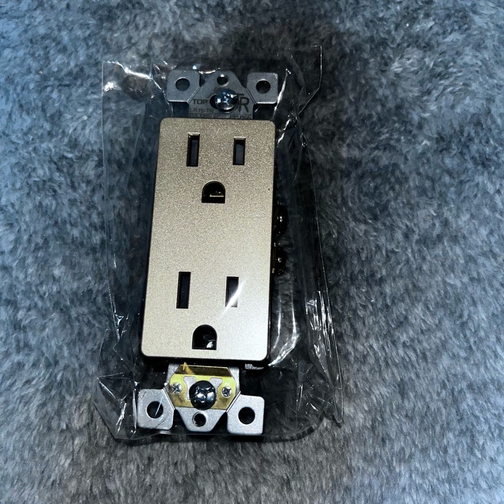 LIDER Duplex  Self Grounding Single Outlet, Gold Matte Finish